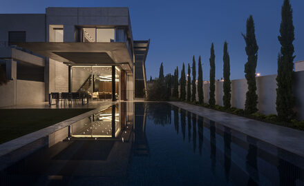 Luxury new build home in Israel feauturing minimal sliding glass elevations overlooking swimming pool